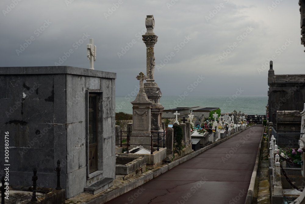 The maritime cemetery of La Ballena (Castro Urdiales), Santander (Cantabria), is an important example of architecture, history and funerary culture: neoclassical style, modernism, art deco and Gothic.