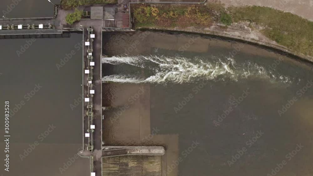 Ein Wehr an der Isar im Herbst von oben mit fließendem Wasser