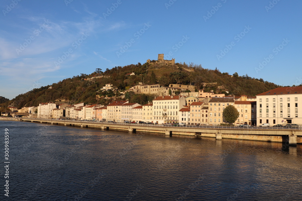 Vue de la ville de Vienne au bord du fleuve Rhône - Département Isère - France