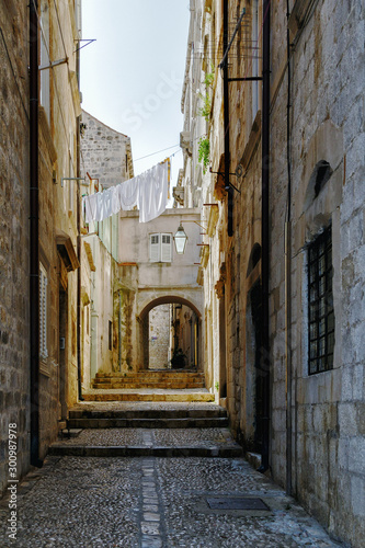 Fototapeta Naklejka Na Ścianę i Meble -  One of the narrow picturesque streets in Dubrovnik, old town, in summer, at noon