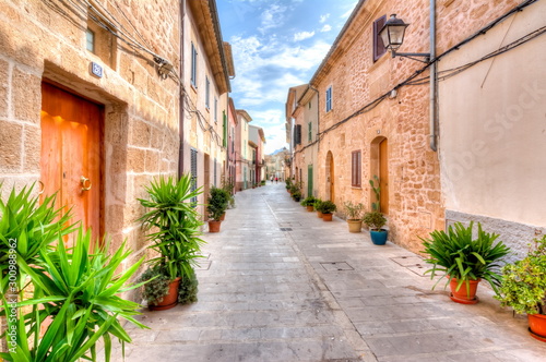 Fototapeta Naklejka Na Ścianę i Meble -  Narrow streets of Alcudia old town, Mallorca, Spain