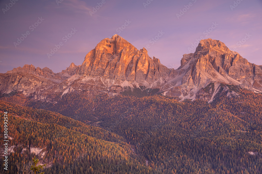 Le soleil se lève sur les sommets des dolomites Italie .
