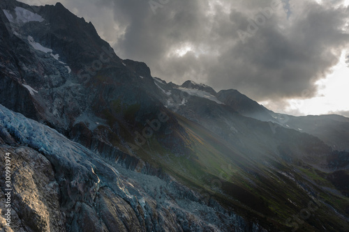 Fototapeta Naklejka Na Ścianę i Meble -  Wonderful views of the mountains in the Swiss Alps with backpackers.	