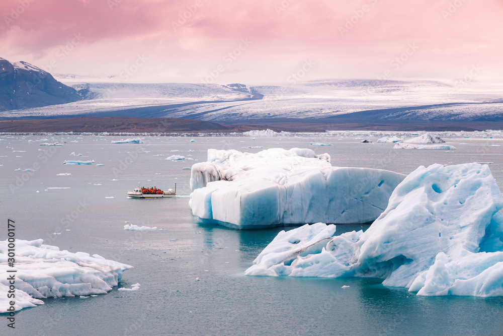 Ταπετσαρία Blue icebergs in Jokulsarlon glacier lagoon, Iceland