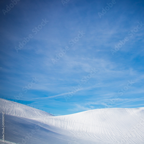 Paysage des Deux-Alpes en hiver   ski dans les Alpes