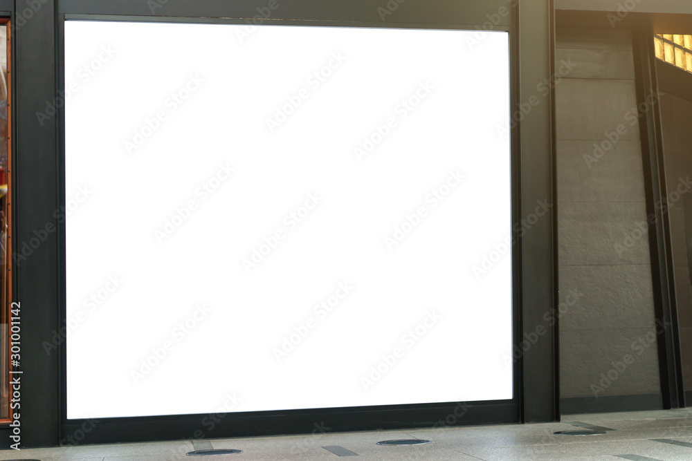 Fototapeta premium Blank white mock up of horizontal billboard