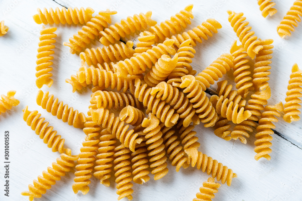 Fusilli, tipica pasta italiana su fondo bianco Fusilli, tipica pasta italiana su fondo bianco