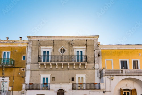 Fotografija houses with shutters and balcony in historical town Monte Sant Angelo, Italy