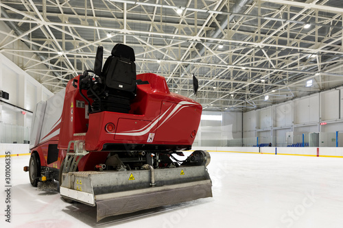 Bilde på lerret Ice harvester resource facer ice filling red white machine on the rink