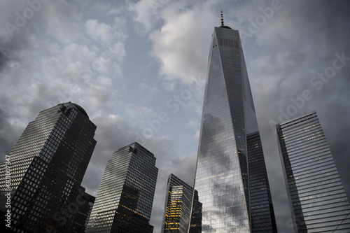 One World Trade Center di notte con le nuvole