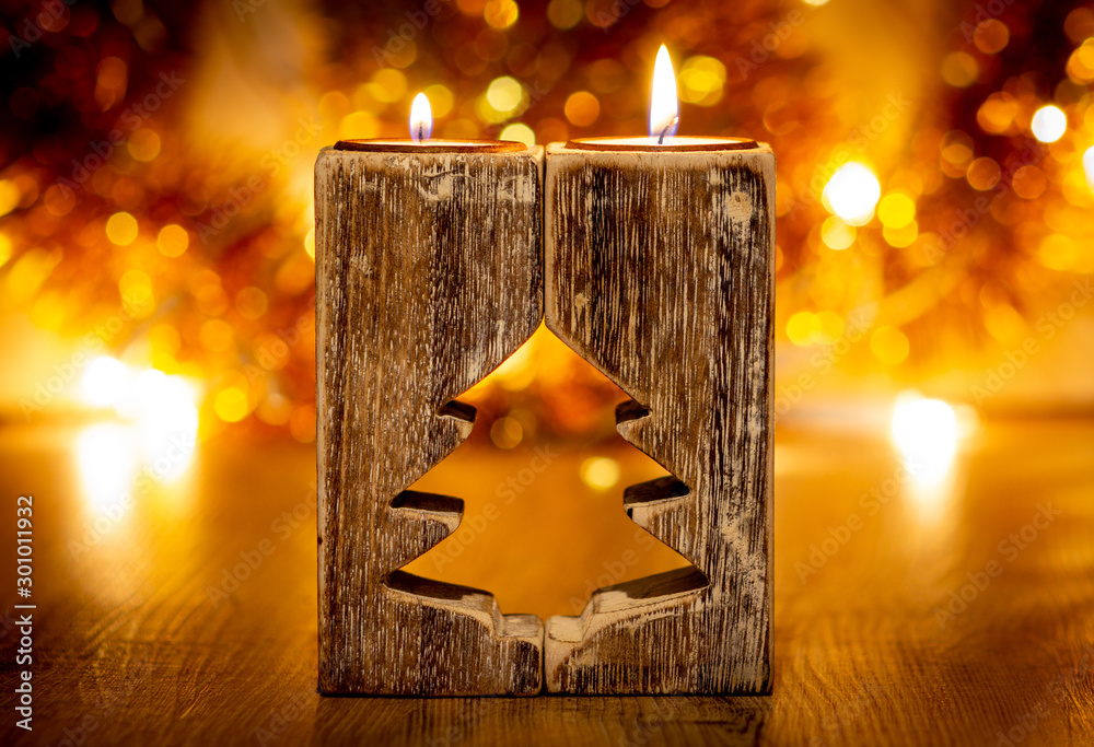 Foto Stock albero di natale porta candele in legno su fondo con effetto  bokeh