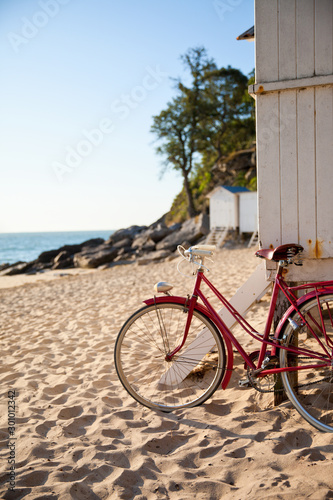 Vélo rouge sur les plage de Noirmoutier. France, paysage de Vendée