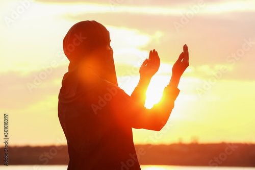 Beautiful Muslim woman pray...