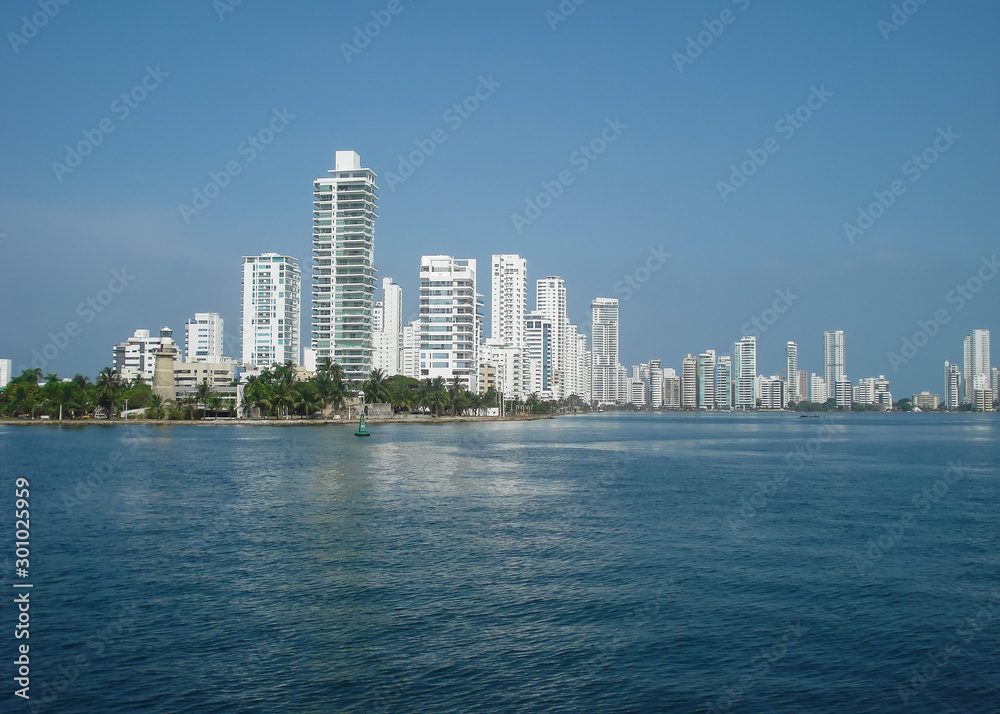 Panoramica de la ciudad con sus edificios desde el mar en Colombia 