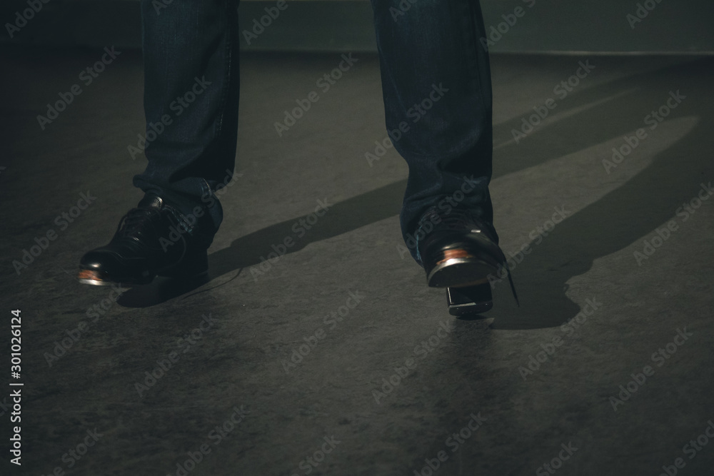 Zapatos de un bailarin de Tap en escena
