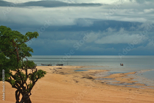 Sea waves like cloudy sky in Aramanai beach © chffelix