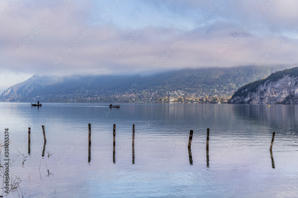 Bateaux de pêche sur le lac d'Annecy