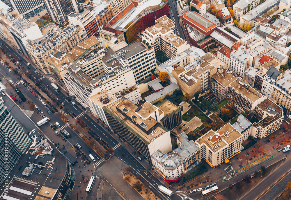 Fototapeta premium Lotnicza panorama Paryża późną jesienią z wieży Maine-Montparnasse o zachodzie słońca.