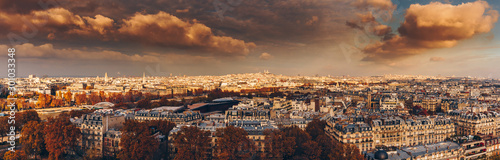 Powietrzna panorama Paryża późną jesienią z Wieży Eiffla o zachodzie słońca.