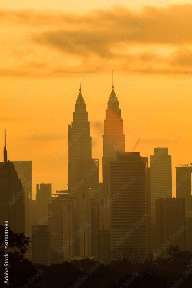 Obraz premium beautiful scenery kuala lumpur city skyline with sunrise background