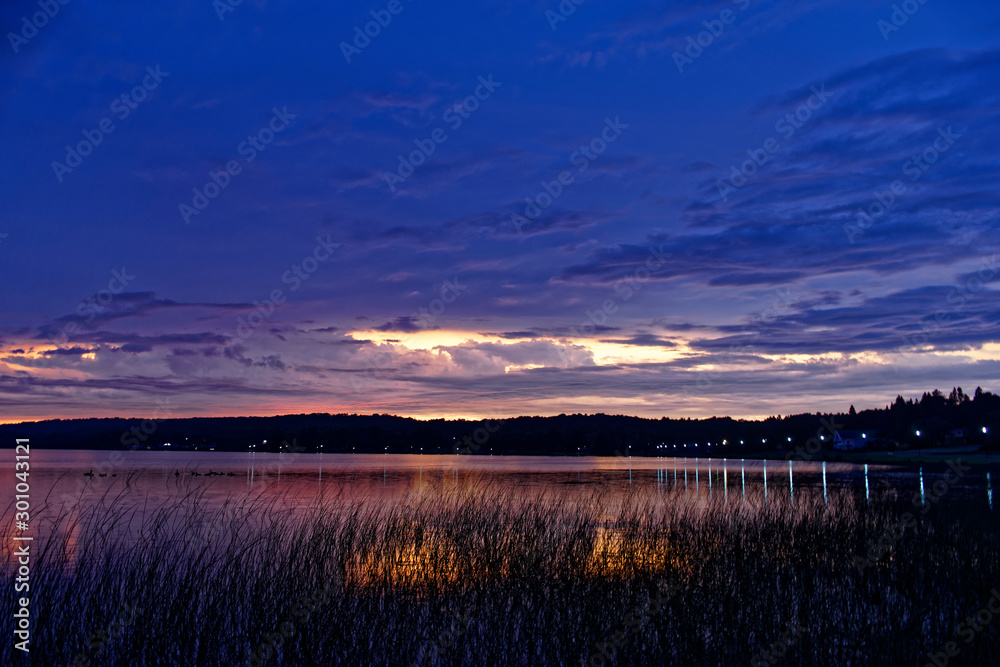 Obraz premium sunset over the lake