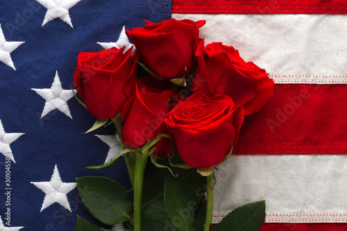Fototapeta Naklejka Na Ścianę i Meble -  US American flag with roses