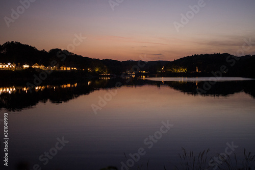 宮沢湖の夕焼けとお店の灯り2 © Garden3