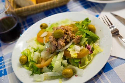 Salad with canned fish (Ensalada manchega)