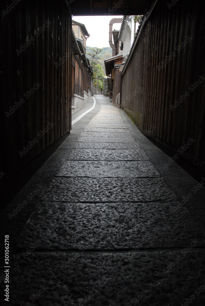 Obraz premium 日本の古い町並みと小道 コントラスト 石畳 京都 風景 景色 街 旅行 旅 光 