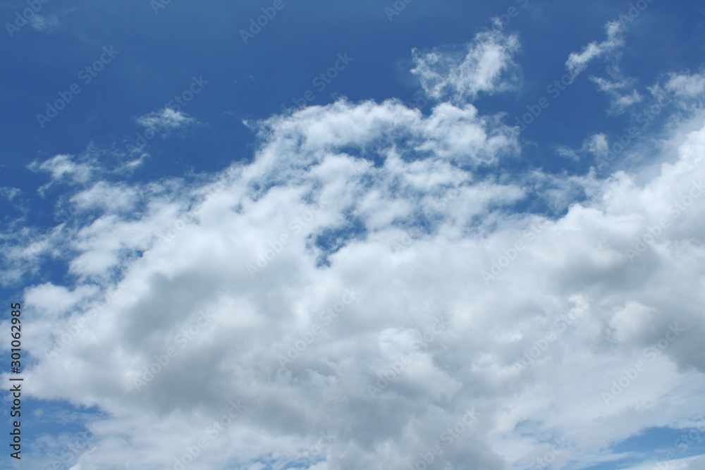 Obraz premium white clouds and beautiful blue sky background