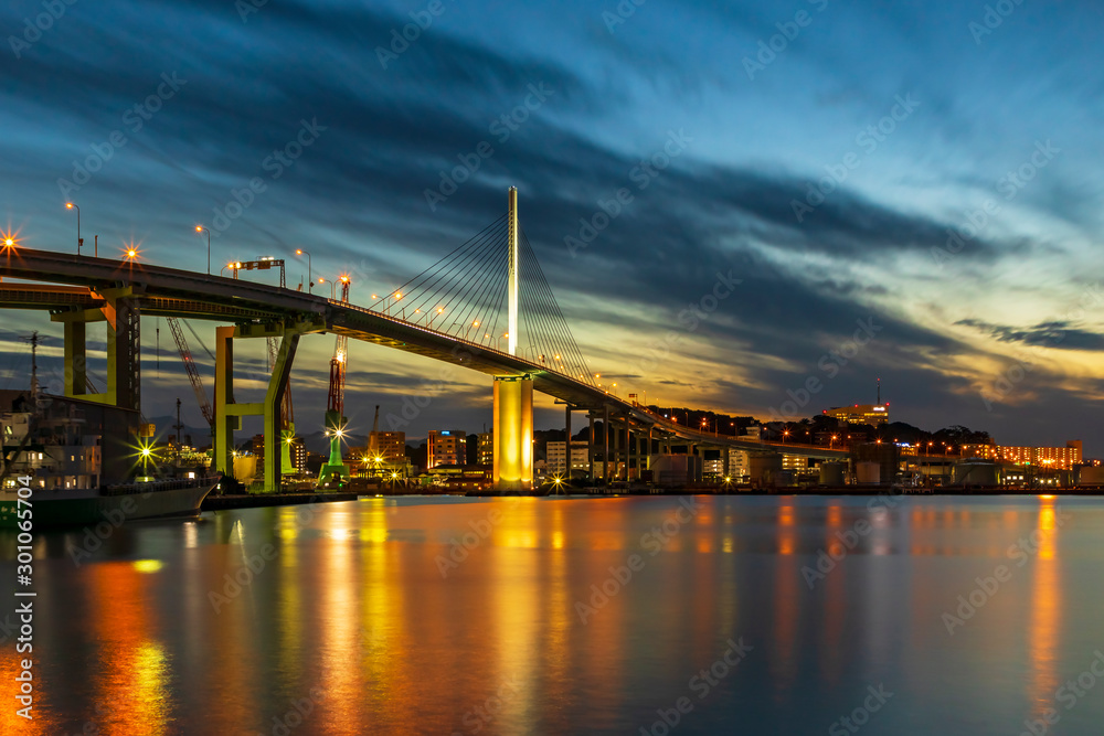 Obraz premium 荒津大橋の夕景