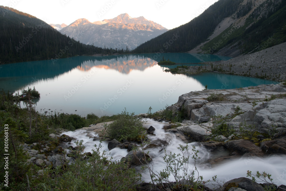 Hiking in Joffre lakes provincial park