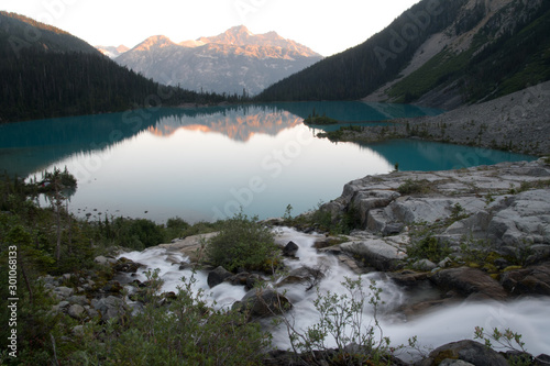 Hiking in Joffre lakes provincial park © Jeff