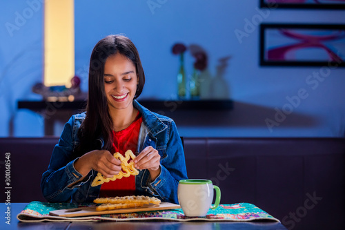 JOVEN COMIENDO BUÑUELO