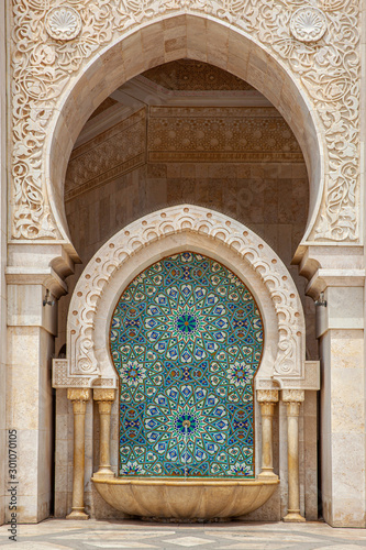 Tela Beautifully decorated fountain at the mosque of Hassan II in Casablanca, Morocco