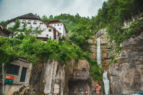 Obraz na plátně building at the cliff edge summer time hallstatt austria
