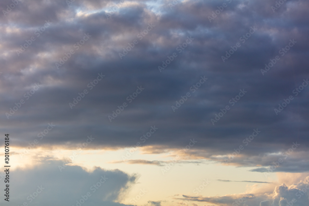 Obraz premium Clouds in the sky at sunset as a background