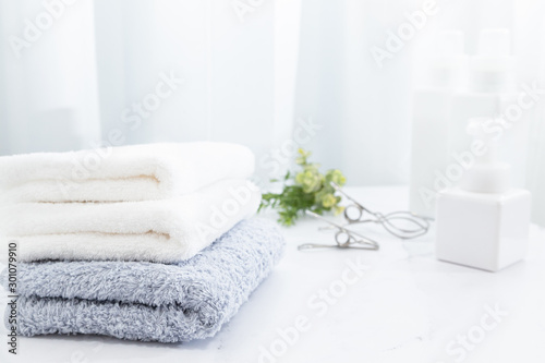 洗剤で洗濯し、部屋で畳んだタオル。家事のイメージ。