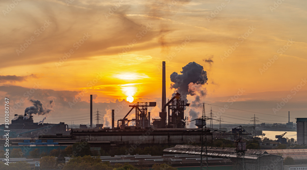 Sonnenuntergang über energieintensiven Industrieanlagen