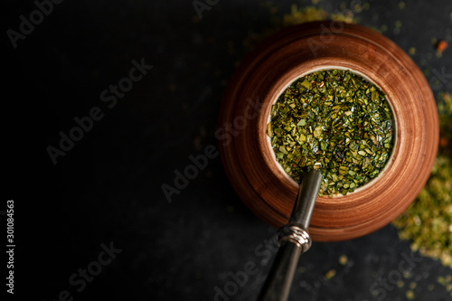 Foto Beautiful composition of yerba mate on a black background - Juicy and green leav