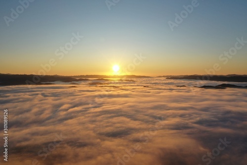 大撫山の朝霧オレンジの雲海 © rethe