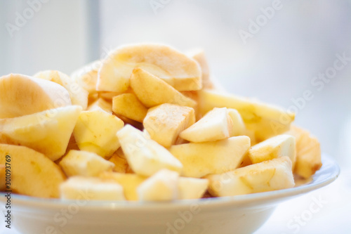 Pieces of peeled and chopped apples in a plate