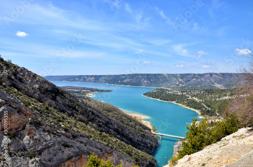 Gorges du verdon sud de la france alpes de haute provence. entrée des gorges depuis le lac de sainte croix. pont de galetas