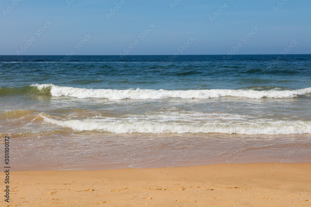 Wellen an der Atlantikküste, Algarve, Portugal, Europa