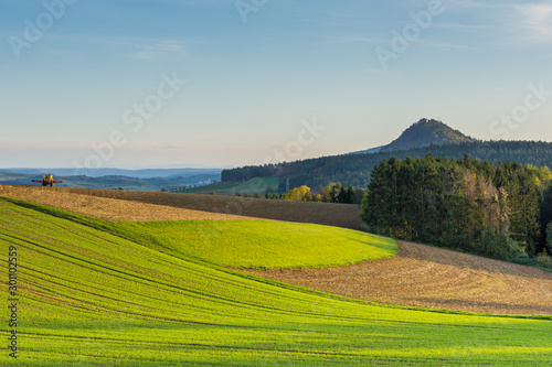Hügelige Landschaft und Ackerbau rund um den Vulkanberg Hohenhewen, Baden-Württemberg, Germany
