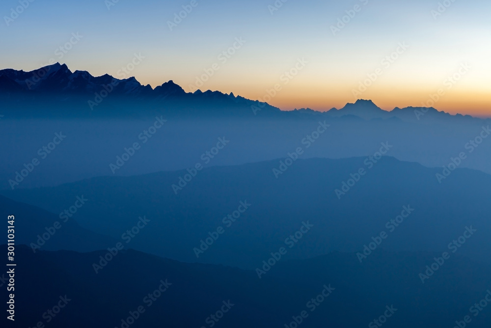 Fototapeta Mglisty krajobraz w Himalajach. Mgliste grzbiety górskie na wschód. Zobacz na szlaku obozowym Everest.