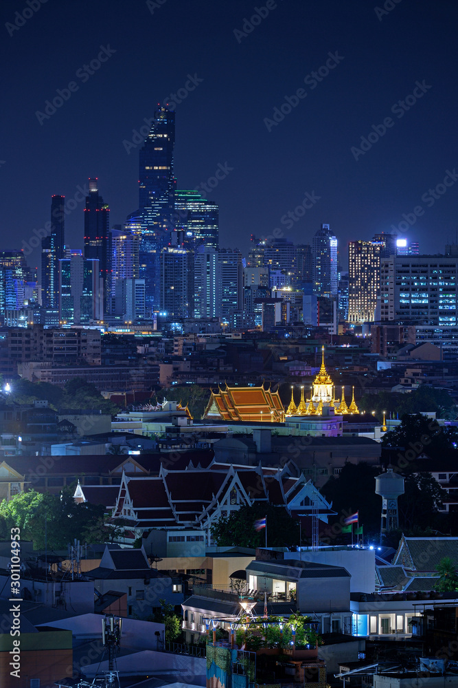 Fototapeta premium Złota góra to religijna budowla w Bangkoku