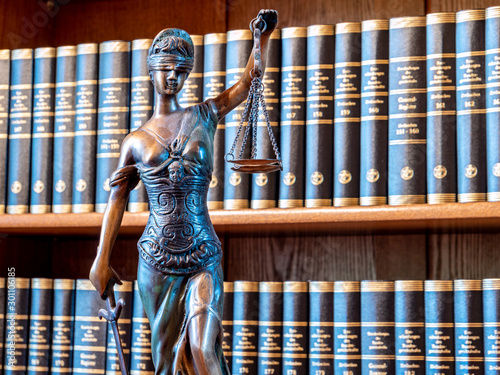 Bilde på lerret Justitia Figur Gerechtigkeit Statue vor einem Bücherregal