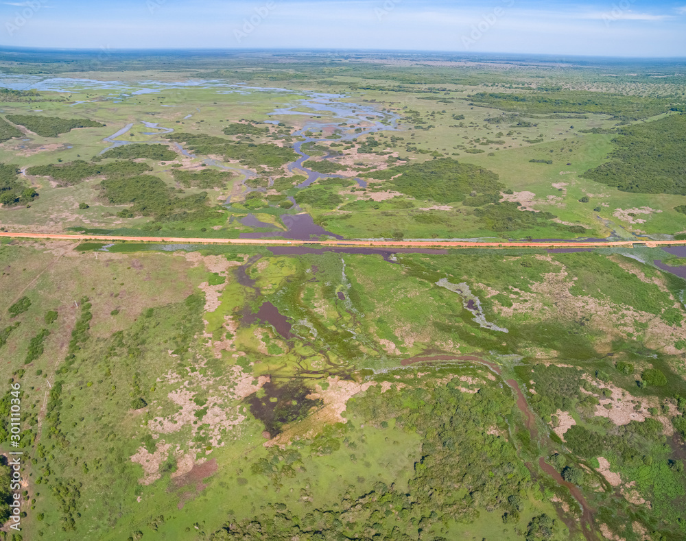 Φωτογραφία Aerial view of Transpantaneira dirt road crossing in typical Pantanal landscape