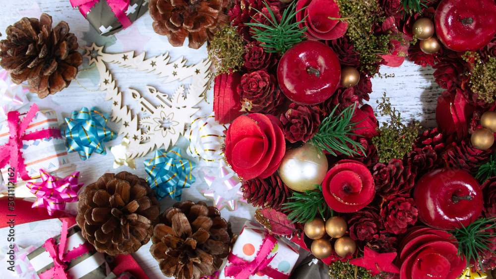 クリスマス背景 折り紙のプレゼントと赤いクリスマスリース Stock Photo Adobe Stock